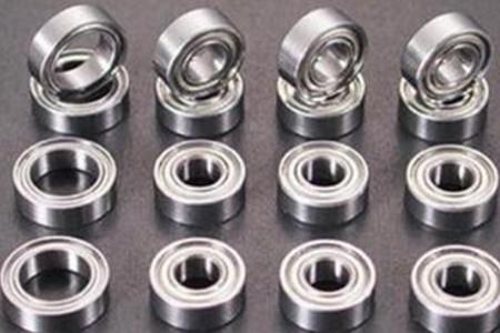 加寬不銹鋼軸承噪音大竟是因?yàn)樗?/></p><p>　　通常來說，加寬不銹鋼軸承本身是沒有噪音的，所謂的“噪音”主要就是軸承和周圍結(jié)構(gòu)之間所產(chǎn)生的振動(dòng)。很多的時(shí)候，噪音大的問題被視為涉及到整個(gè)軸承應(yīng)用的振動(dòng)問題。</p><p>　　<strong>軸承發(fā)生振動(dòng)是因?yàn)橐韵聨讉€(gè)原因：</strong></p><p>　　1、因?yàn)榧虞d的滾動(dòng)體數(shù)量發(fā)生變化而產(chǎn)生激振：</p><p>　　當(dāng)一個(gè)徑向負(fù)荷加載到軸承上的時(shí)候，其所需要承載負(fù)荷的滾動(dòng)體數(shù)量是會(huì)有變化的，這種變化會(huì)引起負(fù)荷方向的偏移，從而導(dǎo)致軸承產(chǎn)生振動(dòng)，這種振動(dòng)是可以通過軸向預(yù)加載來改善。</p><p>　　2、軸承局部已經(jīng)損壞：</p><p>　　軸承安裝錯(cuò)誤或者操作失誤，都可能導(dǎo)致一部分的軸承滾道和滾動(dòng)體受損。這些受損的部件在軸承運(yùn)行的時(shí)候會(huì)產(chǎn)生特定的振動(dòng)頻率。</p><p>　　3、相關(guān)部件的精度：</p><p>　　當(dāng)軸承圈和軸承座或者傳動(dòng)軸之間可以實(shí)現(xiàn)緊密配合的前提條件下，軸承圈可能會(huì)因?yàn)楹拖噜彶考庑芜M(jìn)行配合而出現(xiàn)變形，一旦發(fā)生變形，那么在運(yùn)行的時(shí)候，就會(huì)有振動(dòng)產(chǎn)生。</p><p>　　4、污染物：</p><p>　　軸承在污染環(huán)境中運(yùn)行，雜質(zhì)進(jìn)入軸承的概率就大大提高，雜物就有可能被滾動(dòng)體碾壓，軸承振動(dòng)的程度往往取決于雜質(zhì)的數(shù)量和大小。一般這種振動(dòng)的聲音是比較煩人的。</p><p>　　加寬不銹鋼軸承產(chǎn)生噪音的原因是比較復(fù)雜的，除了上面介紹的幾個(gè)原因之外，軸承疲勞、潤滑劑不足、保持架松動(dòng)等也會(huì)引起軸承噪音。</p></div>
      <div   id=